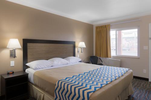 Кровать или кровати в номере Travelodge by Wyndham Eureka