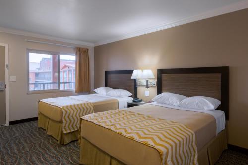 Кровать или кровати в номере Travelodge by Wyndham Eureka