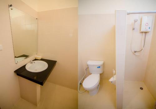 A bathroom at Prachuap Place Hotel