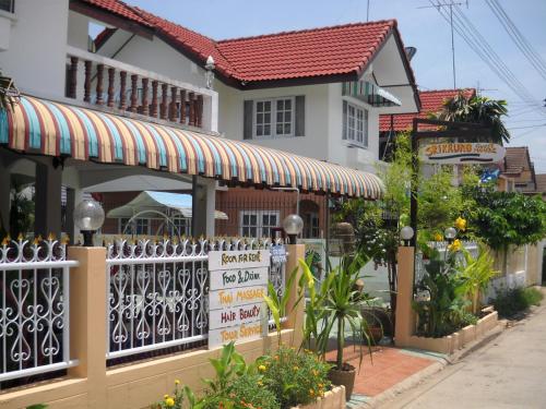 a fence in front of a house at Srikrung Guesthouse in Phra Nakhon Si Ayutthaya