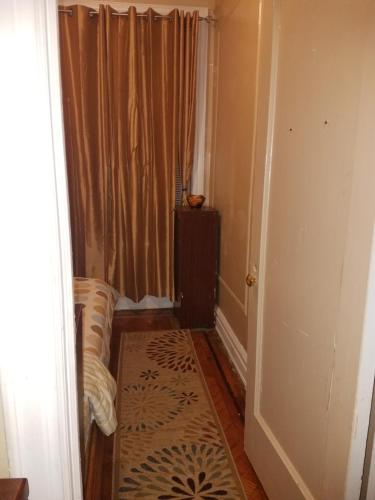 En eller flere senge i et værelse på Gabriel's Luxury Suite