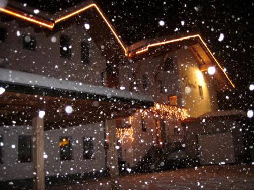 a building in the snow at night at Ferienhaus Gundi in Pettneu am Arlberg