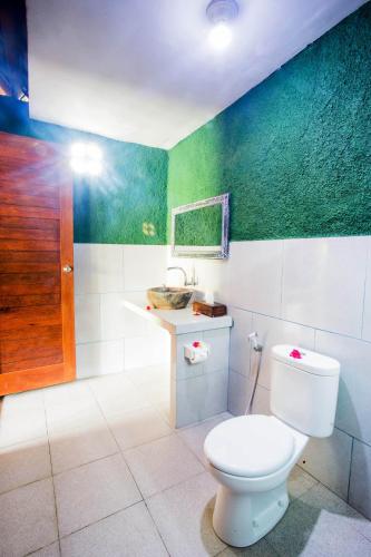 Un baño de Taos House Lembongan By DeWizZ Management