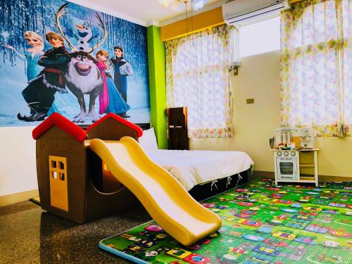 志學村的住宿－吾居吾宿，儿童卧室,配有带滑梯和游戏房的床