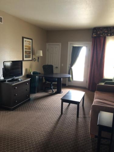 a living room with a couch and a table at Americas Best Value Inn - Gun Barrel City in Gun Barrel City