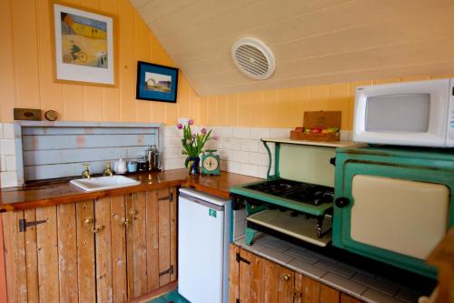 Кухня или кухненски бокс в Como Cottage Accommodation