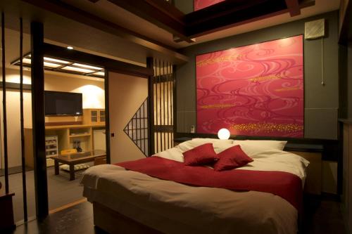 - une chambre avec un grand lit et des oreillers rouges dans l'établissement Hotel Coco-Palm (Love Hotel), à Tosu