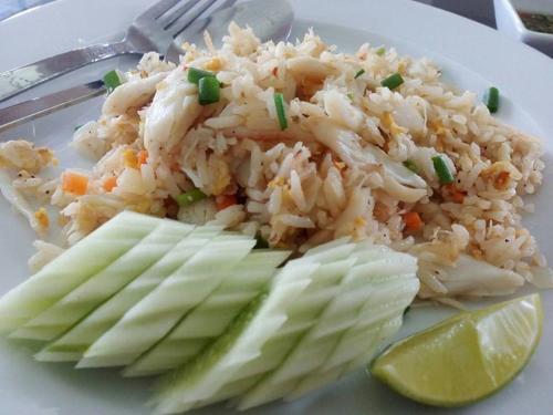 un plato de arroz y verduras y un plato de comida en Royal Place Banchang, en Ban Chang