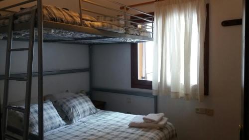 En eller flere senge i et værelse på Apartamentos Tanau