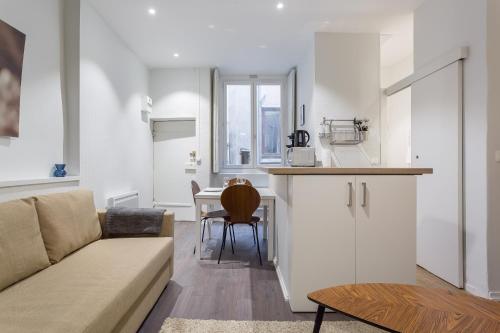 un salon avec un canapé et une table dans l'établissement Jusquà 6 personnes au coeur du Vieux Lyon, à Lyon
