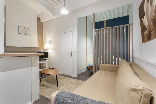 un salon avec un canapé et une table dans l'établissement Jusquà 6 personnes au coeur du Vieux Lyon, à Lyon