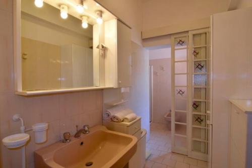 チェゼナーティコにあるStrand Lungomare Apartmentの白いバスルーム(洗面台、トイレ付)