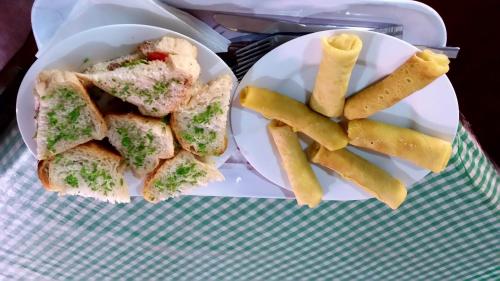 un sándwich y papas fritas en un plato en Nature Home, en Mirissa