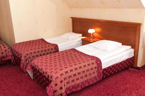 Postel nebo postele na pokoji v ubytování Hotel Korona