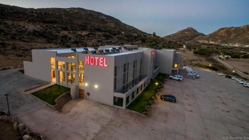 una vista aérea de un edificio de hotel con aparcamiento en Springbok Inn, en Springbok