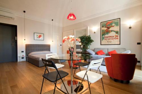 sala de estar con cama, mesa y sillas en Luxury Flat Riberi sotto la Mole, en Turín
