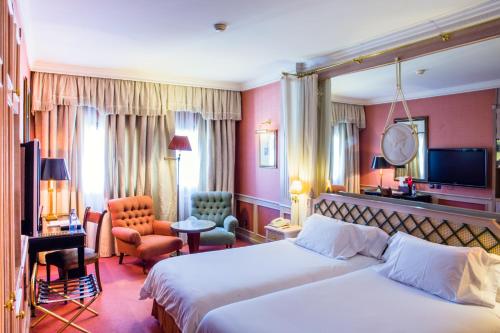 Un pat sau paturi într-o cameră la Hotel Palafox