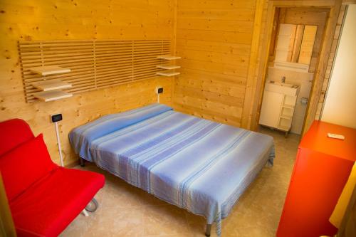 Un pat sau paturi într-o cameră la Elbadoc Camping Village