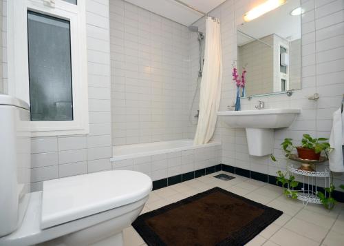 Bilik mandi di Code Housing - Salmiya-Family only