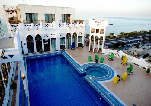 Vue sur la piscine de l'établissement Kuwait Palace Hotel ou sur une piscine à proximité