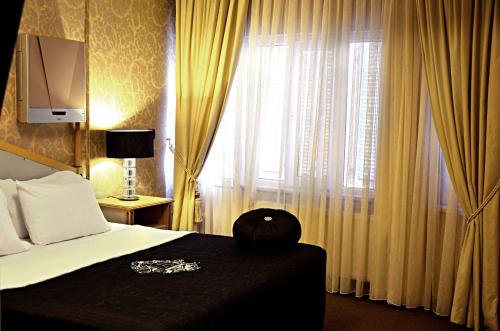 سرير أو أسرّة في غرفة في فندق أدا لايف