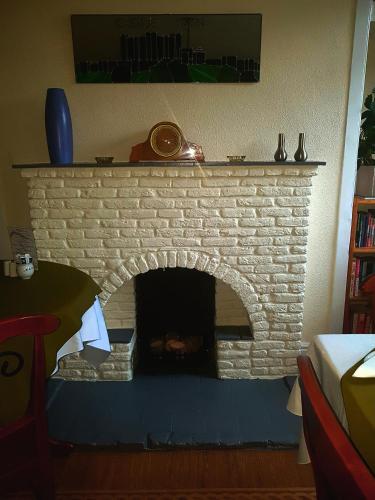 ドーバーにあるCastle House Guest Houseの白レンガの暖炉(上にテレビ付)