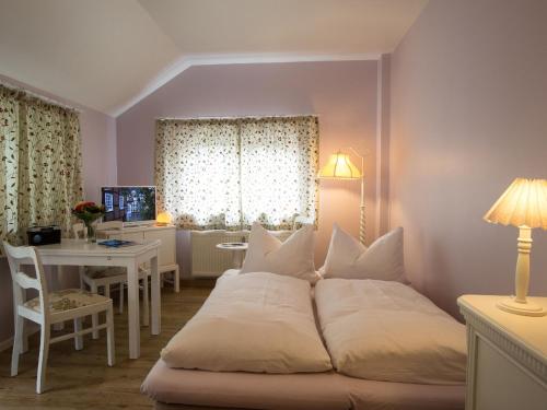 - une chambre avec un lit blanc et une table ainsi qu'une salle à manger dans l'établissement Ferienwohnung Lange Brücke, à Erfurt