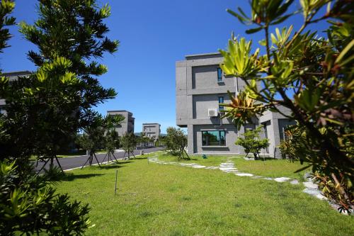 南海凱歌民宿獨棟庭園別墅 1烤肉打牌歡唱 2寵物友善 3聰明包棟-依人數提供相對應床位及房間數4近市區東大夜市にある庭