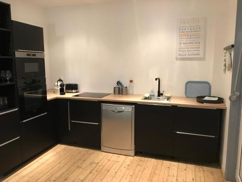 La cuisine est équipée d'un comptoir, d'un évier et d'un lave-vaisselle. dans l'établissement Les pecheries, à Le Touquet-Paris-Plage