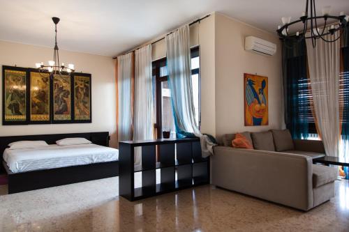 ein Schlafzimmer mit einem Bett und einem Sofa darin in der Unterkunft Santa Croce in Rom
