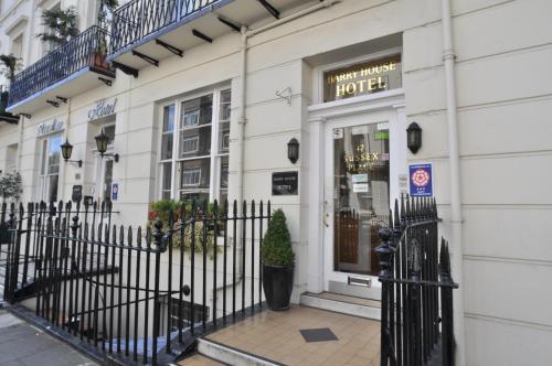 Facaden eller indgangen til Barry House