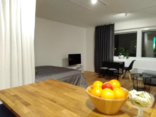 a room with a table with a bowl of fruit on it at Studiohuoneisto Lohjan keskusta in Lohja