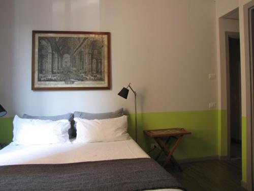 A bed or beds in a room at Trastevere Colors