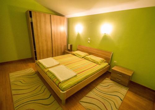 Ein Bett oder Betten in einem Zimmer der Unterkunft Apartments Ćuković