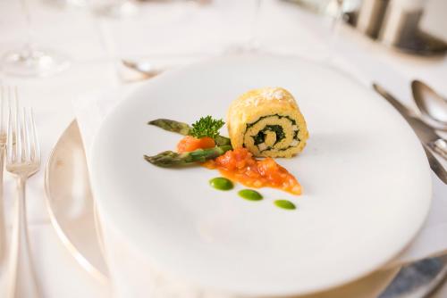Comida en o cerca de este hotel