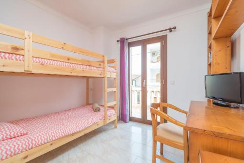 Poschodová posteľ alebo postele v izbe v ubytovaní Can Joan