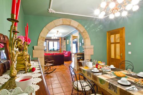 a kitchen with an archway in a living room at Posada de Villacarriedo in Villacarriedo