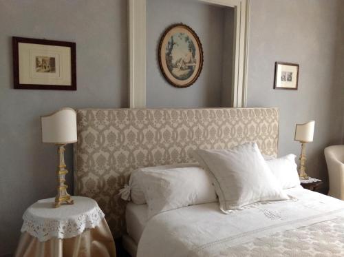 Un pat sau paturi într-o cameră la Le Case Di San Vitale