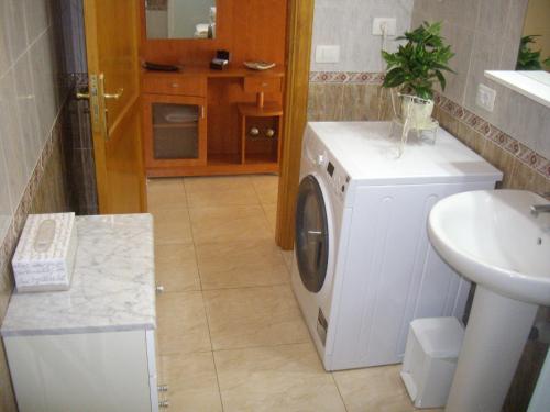 Ένα μπάνιο στο Apartamento Celimar
