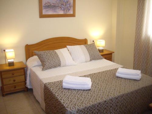 1 dormitorio con 1 cama con 2 toallas en Apartamento Celimar en Las Galletas