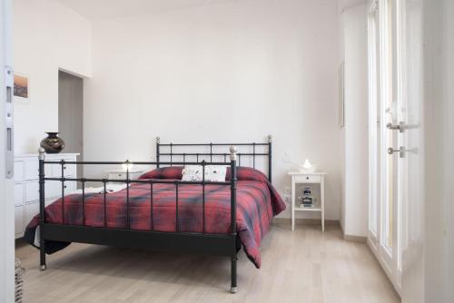 ローマにあるSuite GG in Vaticanのベッドルーム1室(黒いベッド1台、赤い毛布付)