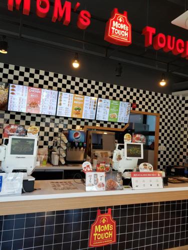 a fast food restaurant with a counter with food at Maison de Geoje in Geoje 