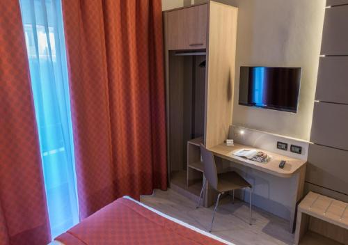 Una televisión o centro de entretenimiento en Cardano Hotel Malpensa
