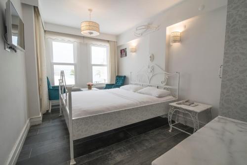 Ένα ή περισσότερα κρεβάτια σε δωμάτιο στο Büyükada Port Hotel