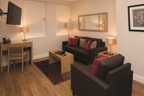 sala de estar con sofá y mesa en House of Fisher - 100 Kings Road en Reading