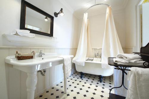 Ванная комната в Hotel Restaurant des Deux Rocs