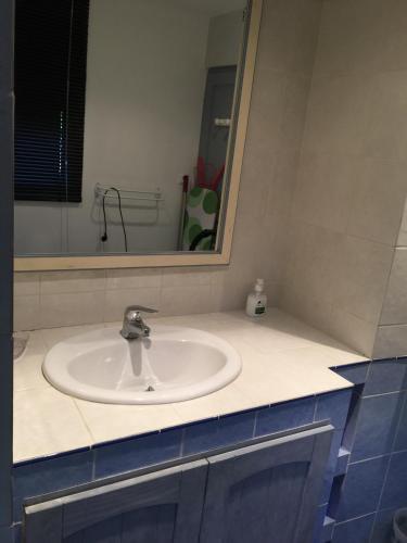 La salle de bains est pourvue d'un lavabo blanc et d'un miroir. dans l'établissement CAVALIERE STUDIO 2P TER, au Lavandou