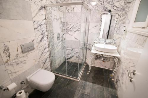 Ванна кімната в Büyükada Port Hotel