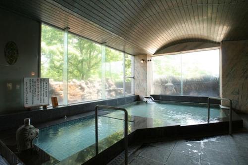 una gran piscina cubierta en un edificio en Kai Resort Hotel en Fuefuki