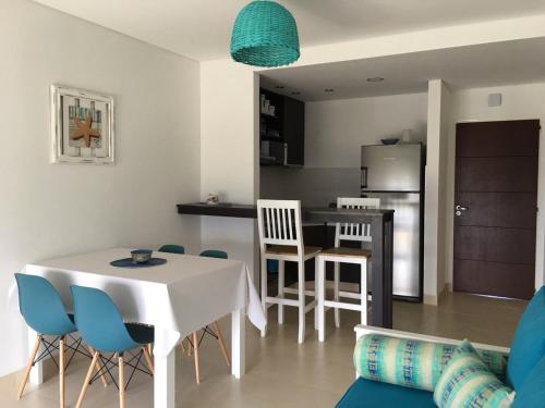 eine Küche und ein Wohnzimmer mit Tisch und Stühlen in der Unterkunft Mareas del Golfo in Las Grutas